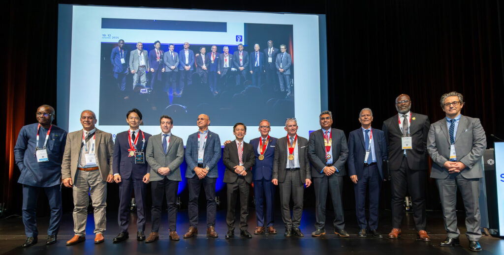 رؤساء الروابط العالمية المشاركة في مؤتمر الـ SOFCOT-2025 في حفل افتتاح المؤتمر بقصر المؤتمرات بباريس